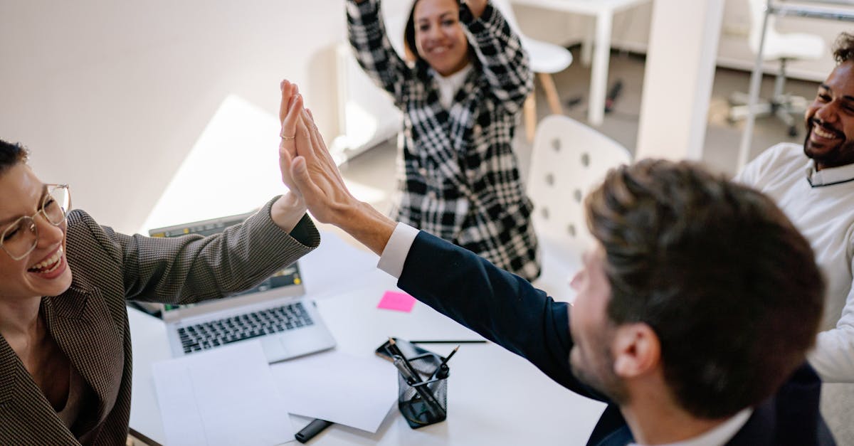 découvrez les clés d'une cohésion d'équipe réussie pour améliorer la collaboration, renforcer les liens entre collègues et optimiser la performance au sein de votre entreprise. apprenez des stratégies efficaces pour bâtir une équipe soudée et motivée.