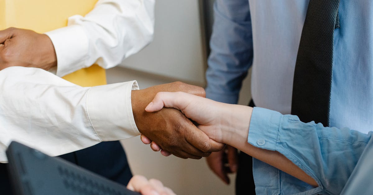 découvrez notre guide complet sur le contrat de travail : définition, types, droits et obligations des employeurs et employés, ainsi que des conseils pratiques pour rédiger un contrat conforme aux réglementations en vigueur.